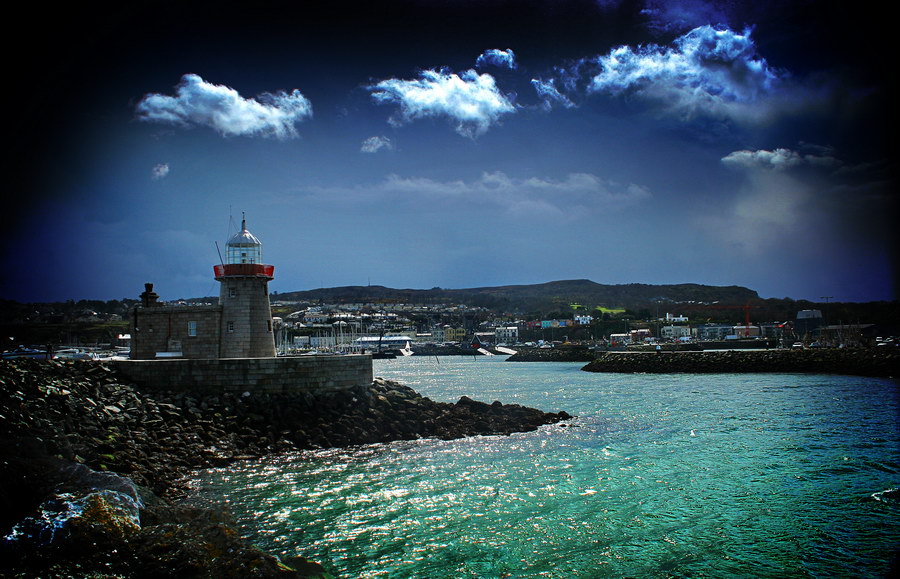 Howth lighthouse and town1.jpg